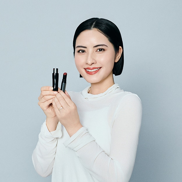 モデルさんも興味津々。スキンケア感覚のリップメーク。