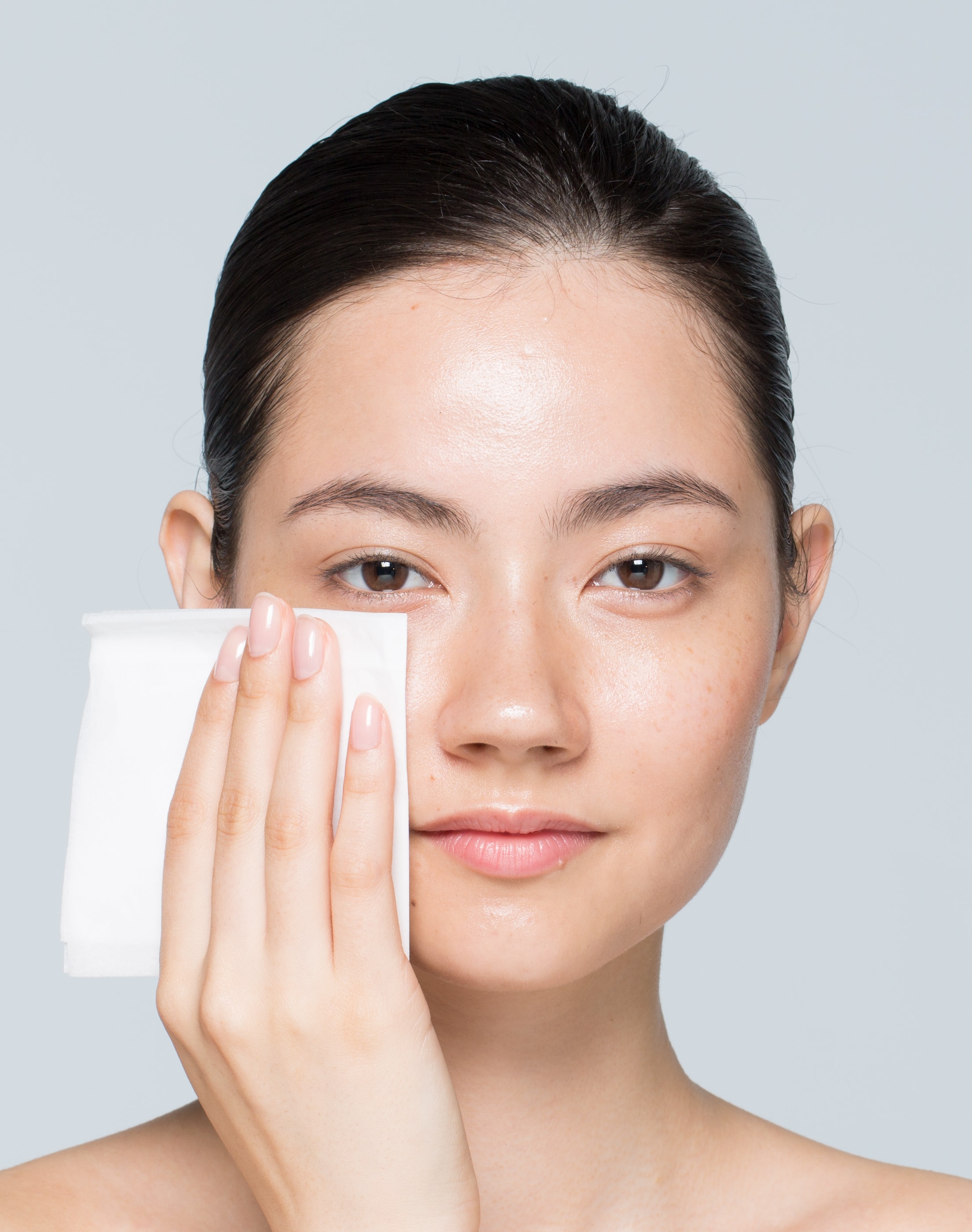 汗や皮脂からメークくずれを防ぎ、快適に過ごすには。