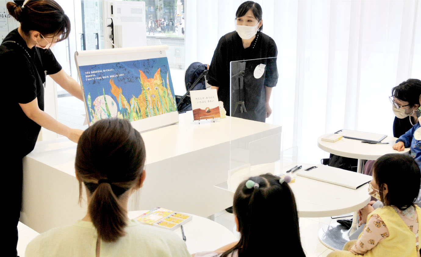 絵本のお話を聞く