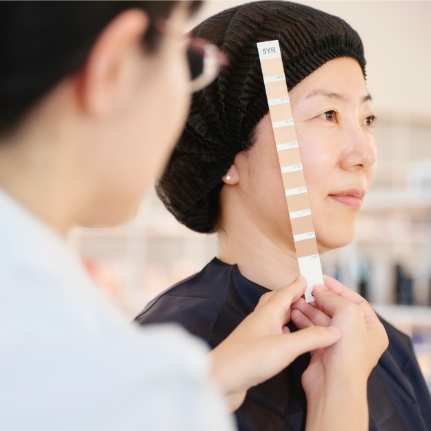完成した商品の魅力を正しく伝えるためモニター試験を行っている。たとえば肌色を見る際は、人の目で主観的な評価を、機械で客観的な評価を行い、両方の結果を組み合わせることでより確実に判断する。