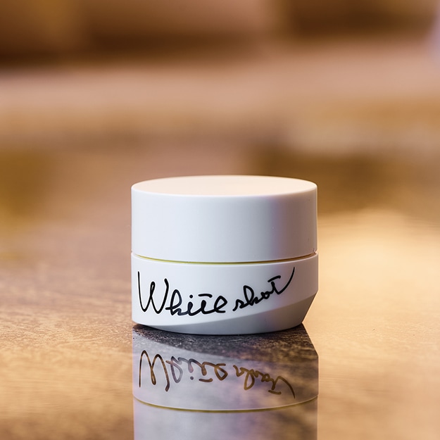 このクリームならではのなめらかさとツヤ感を。