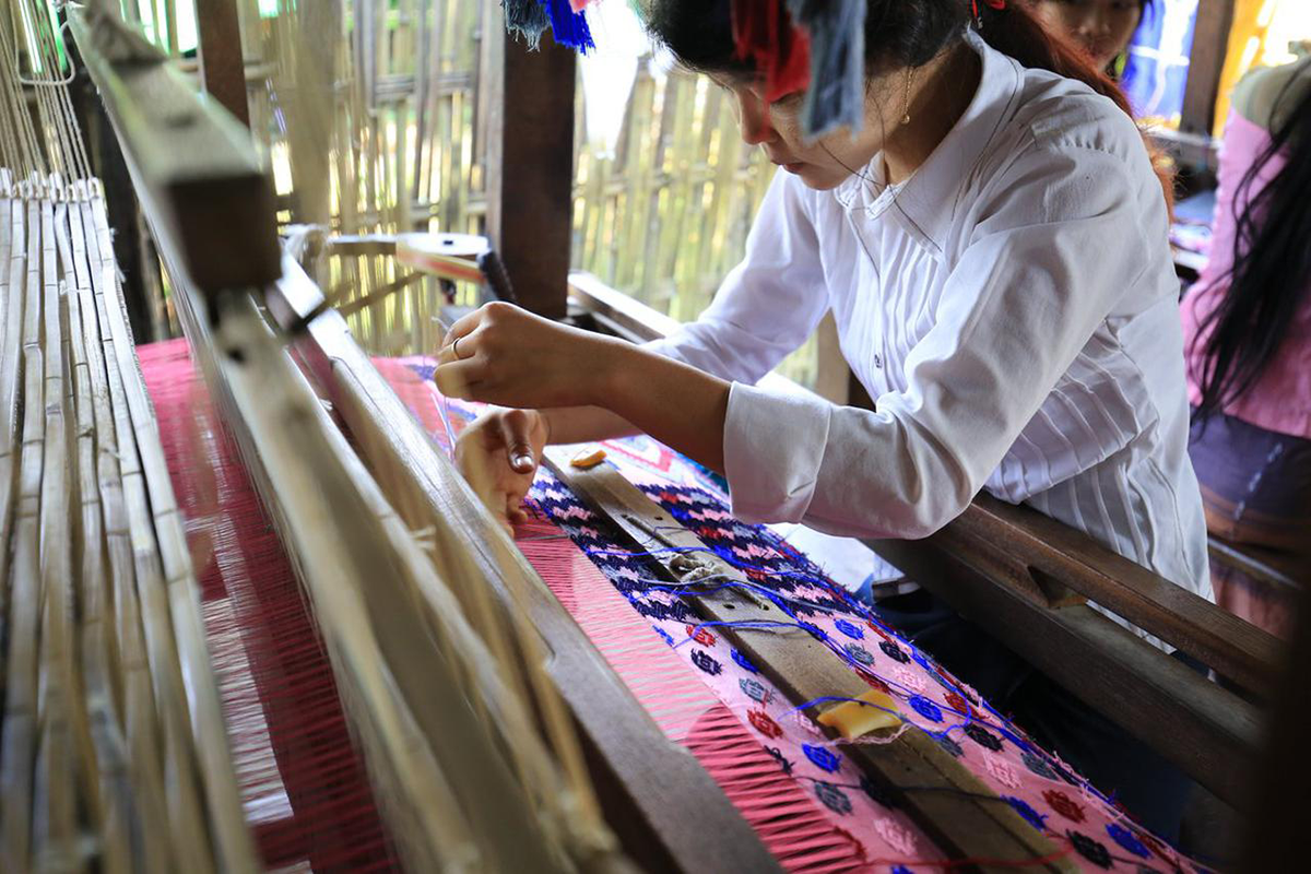 女性と手織り布