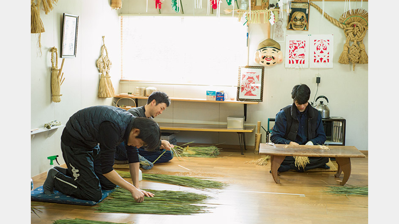 それぞれの持ち場につく、「わら細工たくぼ」のみなさん。