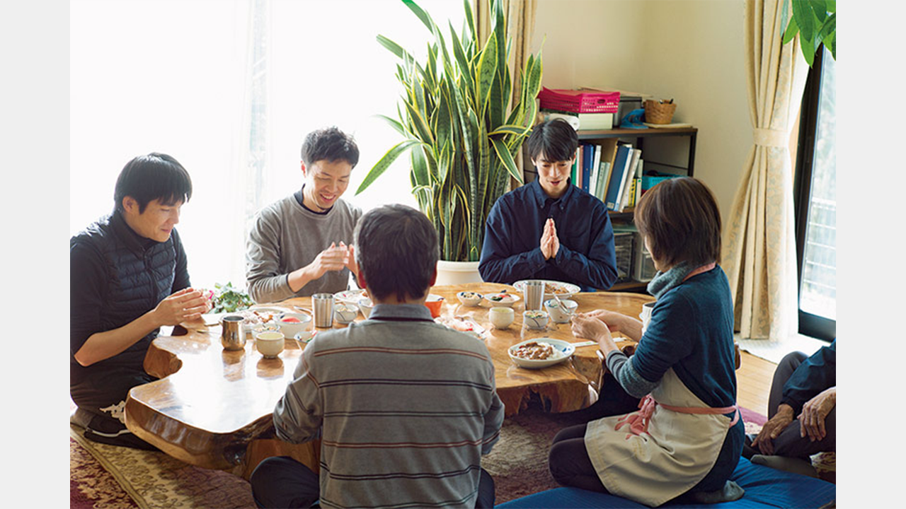 長時間の作業の合間の、団らんの時間。