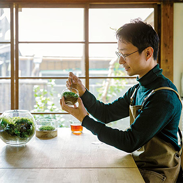 ガラスの中で“小さな苔の森”を育てる。冬の室内で「自然」を楽しむ4つの工夫／苔テラリウム作家・園田純寛さん