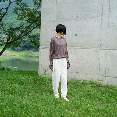 草むらに立つ女性