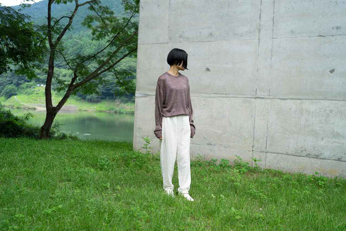 草むらに立つ女性