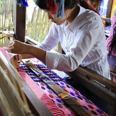 女性と手織り布